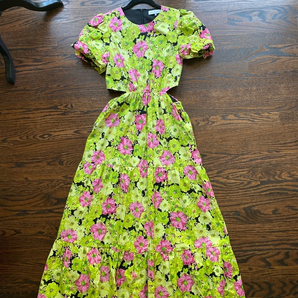 Dress size S but is a little loose - Picture 2 of 3